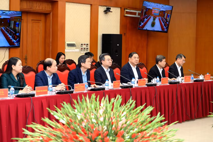 Các đồng chí lãnh đạo và các đại biểu tham dự cuộc làm việc. (Ảnh: ĐĂNG KHOA)