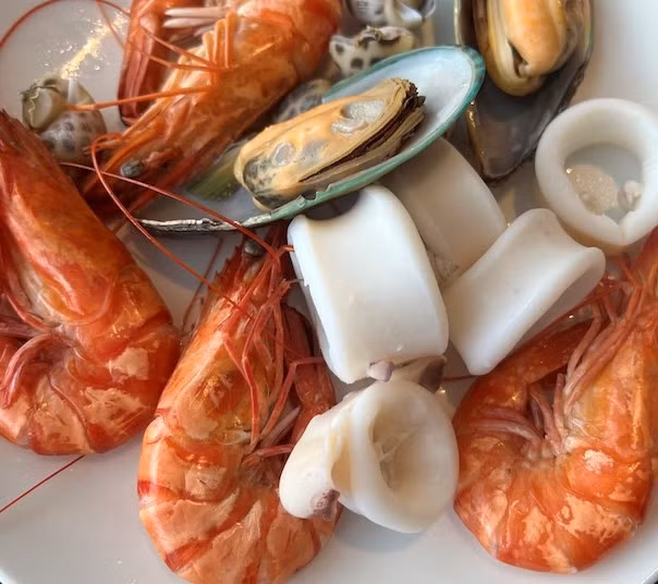Ăn hải sản đúng cách sẽ hạn chế được việc tăng axit uric do dùng thực phẩm hàm lượng purin cao. Ảnh: Kiều Vũ