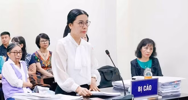 Bị cáo Nguyễn Thị Bình nguyên là Hiệu trưởng Trường THCS Ba Đình tại phiên toà. Ảnh: Lê Vân