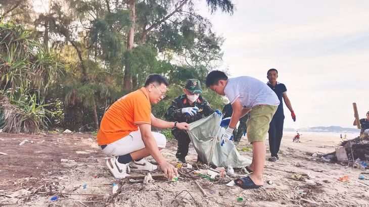 Người dân và cán bộ, chiến sĩ trên đảo Cô Tô (Quảng Ninh) tham gia dọn rác thải làm sạch bãi biển.
