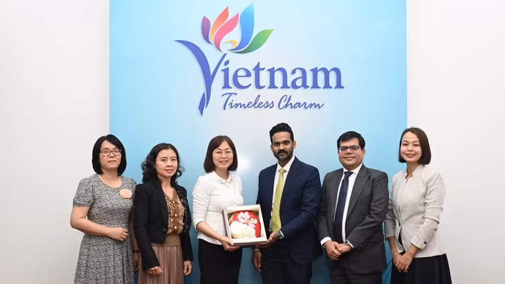 Phó Cục trưởng Du lịch Quốc gia Việt Nam Nguyễn Thị Hoa Mai tặng quà lưu niệm đoàn công tác của Công ty VFS Global. (Ảnh: TITC)