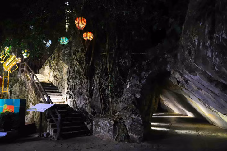Những lối đi uốn lượn cùng con đường xuyên qua lòng núi mang đến trải nghiệm độc đáo, mới lạ cho du khách khi khám phá phố cổ. Ảnh: Minh Vũ