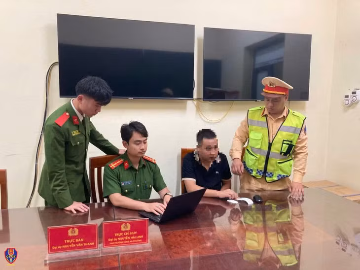 Lực lượng CSGT lập biên bản vi phạm đối với Vũ Văn T. Ảnh: Conganquangninh.gov.vn