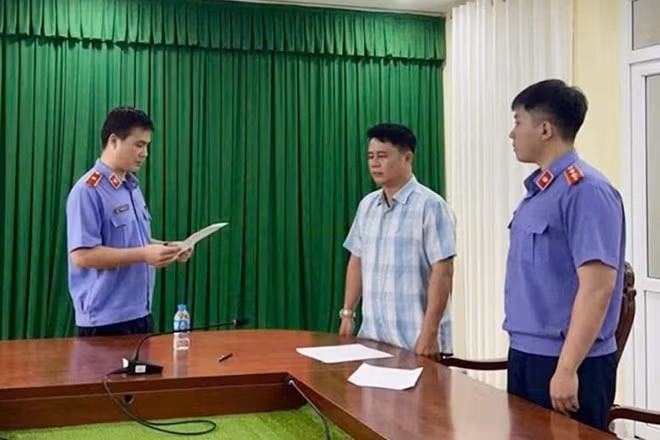 Cơ quan điều tra VKSND tối cao tống đạt quyết định tố tụng đối với bị can Lê Quốc Việt. Ảnh: Cơ quan điều tra VKSND tối cao