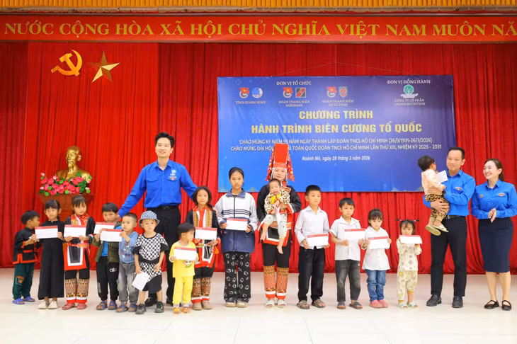Trao 30 suất học bổng cho học sinh có hoàn cảnh khó khăn.