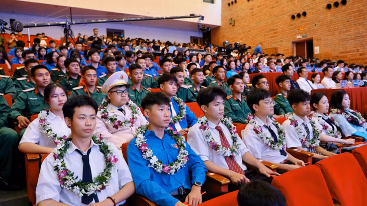 Các gương mặt trẻ, tài năng trẻ tiêu biểu và đông đảo đoàn viên, thanh thiếu nhi dự Lễ tuyên dương gương mặt trẻ, tài năng trẻ tiêu biểu tỉnh Quảng Ninh năm 2025.