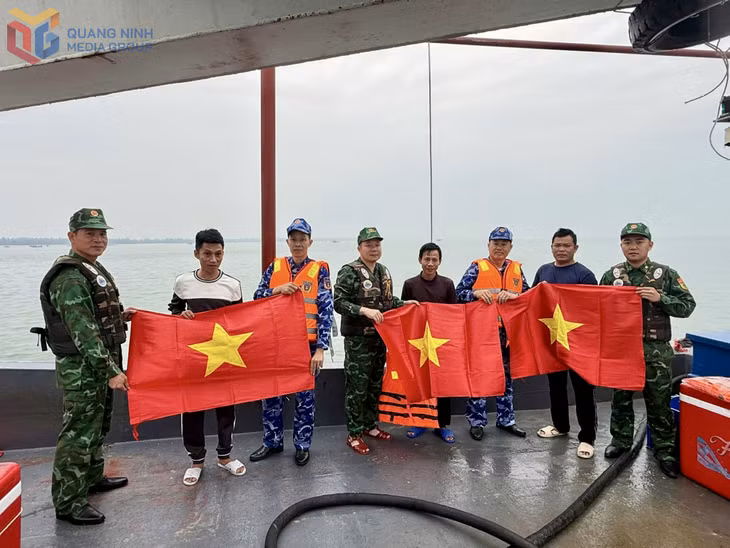 Đồn BP Trà Cổ phối hợp tuyên truyền, phổ biến pháp luật và tặng cờ Tổ quốc cho ngư dân.