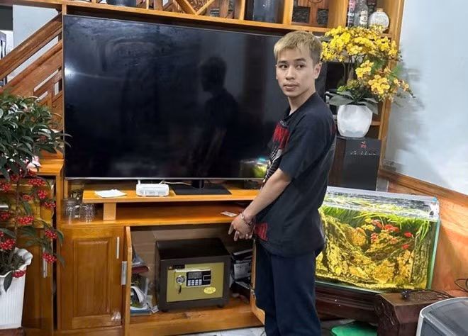 Đối tượng Thân Văn Nam tại hiện trường vụ trộm cắp vàng. Ảnh: Công an tỉnh Bắc Ninh