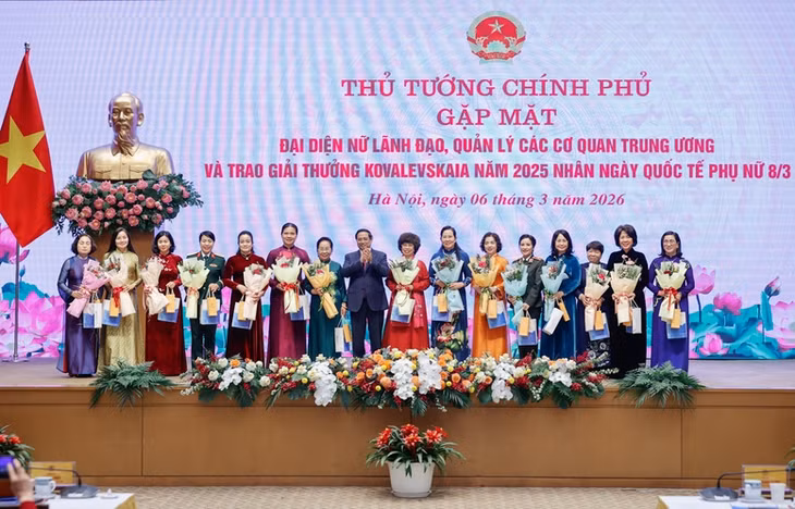 Thủ tướng và các nữ lãnh đạo quản lý các cơ quan Trung ương - Ảnh: VGP/Nhật Bắc