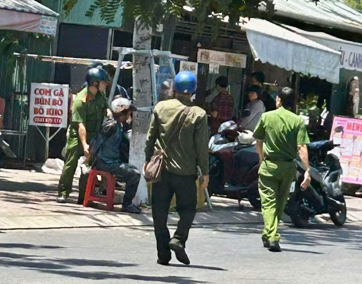 Hiện trường xảy ra vụ việc người phụ nữ bị đâm trọng thương, lực lượng công an nhanh chóng khống chế nghi can. Ảnh: Phạm Duy