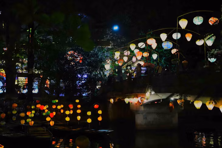 Những chiếc đèn lồng tạo nên khung cảnh nên thơ, huyền ảo.