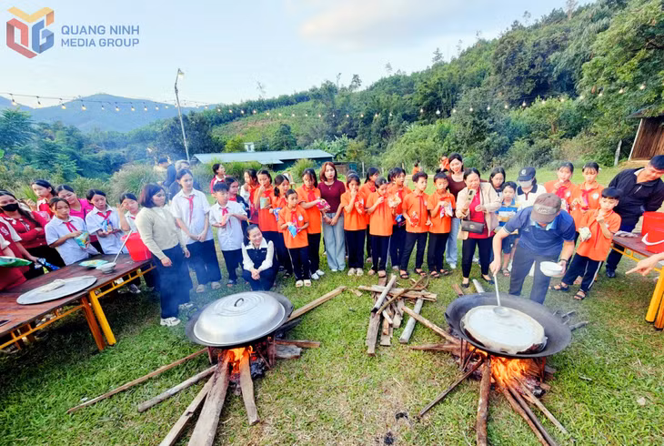 Các đoàn học sinh trải nghiệm nghề tráng bánh phở thủ công bằng chảo lớn của người Tày.
