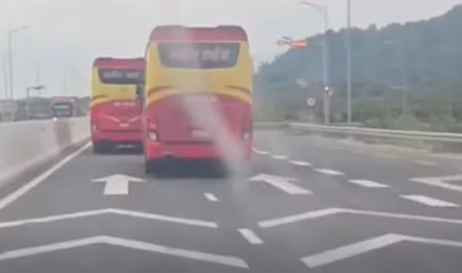Lực lượng CSGT vừa xử phạt tài xế chuyển làn không xi nhan trên cao tốc Nha Trang – Cam Lâm. Ảnh: Cục CSGT