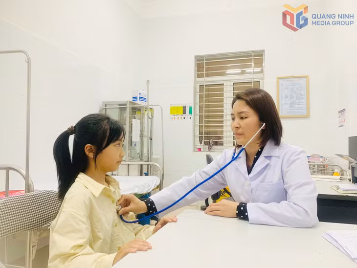Bác sĩ CKI Tăng Thị Dung, Giám đốc Trạm Y tế phường Móng Cái 2 khám bệnh cho người dân tại Trạm.
