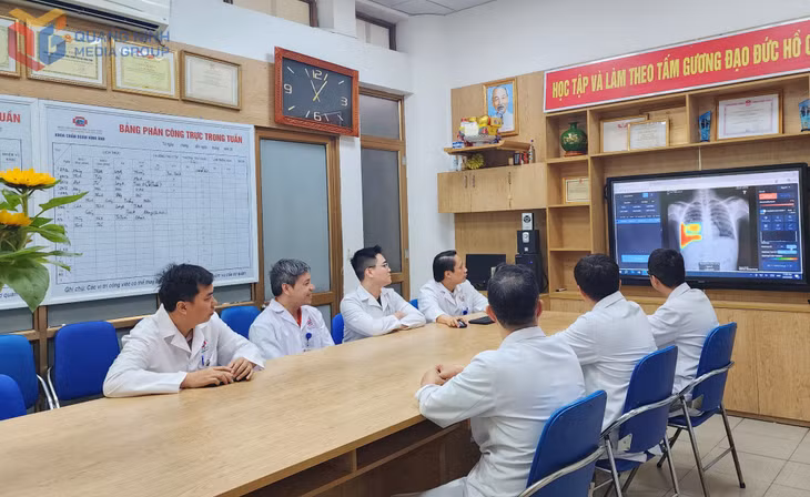 Các bác sĩ, kỹ thuật viên Khoa Chẩn đoán hình ảnh (Bệnh viện Đa khoa tỉnh) hội chẩn ca bệnh trên hệ thống AI hỗ trợ phân tích hình ảnh X-quang phổi.