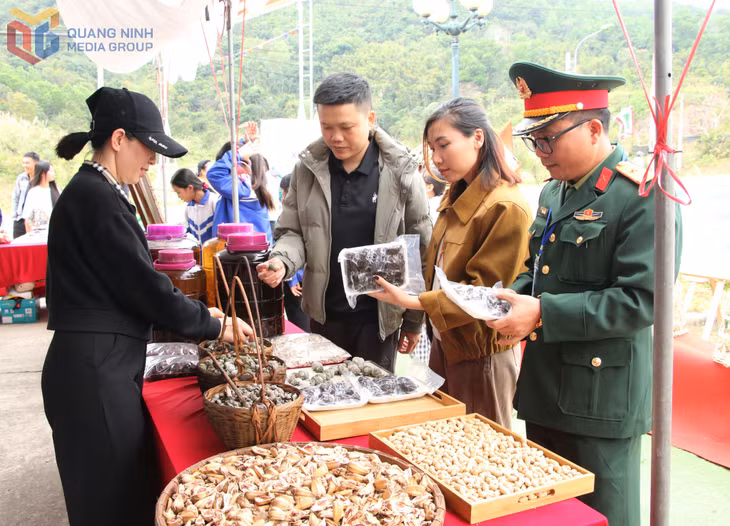 Nhân dân, du khách tham quan, mua sắm các gian hàng bán sản phẩm nông sản địa phương.