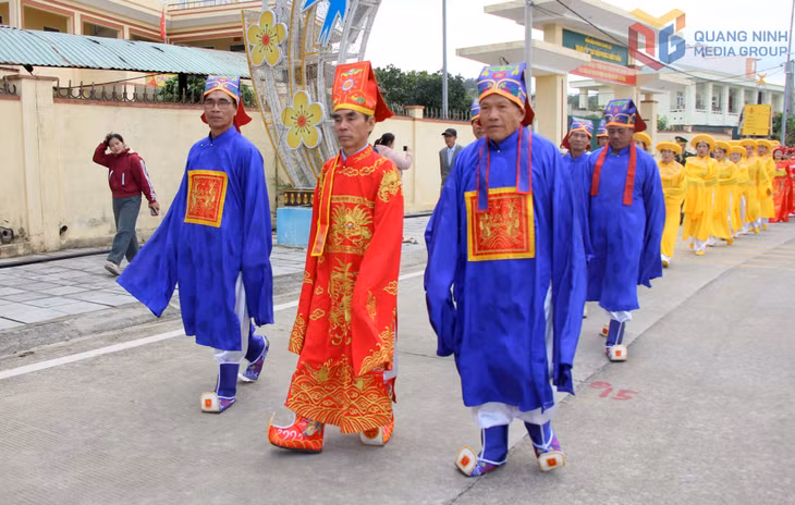 Sau khối nghi trượng, lễ vật là Đội tế truyền thống với Chủ tế và các Bồi tế viên, Phân hiến viên.