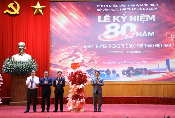 Đồng chí Hoàng Đạo Cương, Thứ trưởng Bộ Văn hóa, Thể thao và Du lịch tặng hoa chúc mừng những người làm công tác văn hóa, thể thao, du lịch nói chung và lĩnh vực thể dục thể thao tỉnh Quảng Ninh nói riêng.