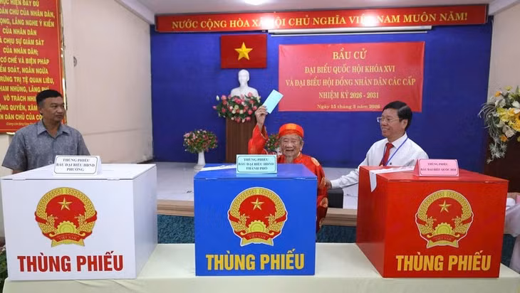 Nhà nghiên cứu Nguyễn Đình Tư (106 tuổi) trực tiếp bỏ phiếu bầu cử tại khu vực bỏ phiếu số 11 (phường Bình Thạnh, Thành phố Hồ Chí Minh).