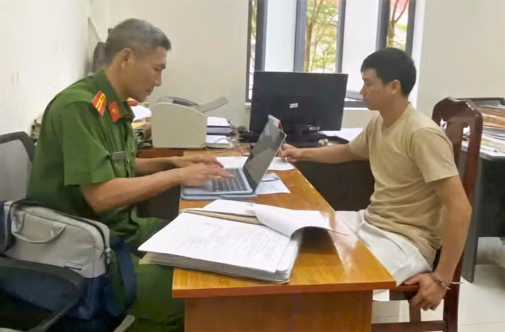 Cơ quan công an lấy lời khai đối tượng. Ảnh: Công an cung cấp