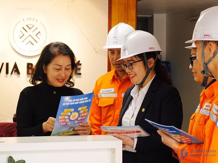 Nhân viên Công ty Điện lực Quảng Ninh tuyên truyền tiết kiệm điện và Chiến dịch Giờ Trái đất năm 2026 cho các cơ sở sản xuất kinh doanh trên địa bàn tỉnh.