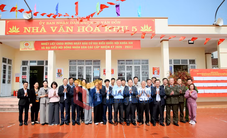 Đồng chí Bí thư Tỉnh ủy, Trưởng Đoàn ĐBQH tỉnh, Trưởng Ban Chỉ đạo, Chủ tịch Ủy ban bầu cử tỉnh chụp ảnh lưu niệm cùng cán bộ, nhân dân đặc khu Vân Đồn (3-2026). Ảnh: Minh Hà