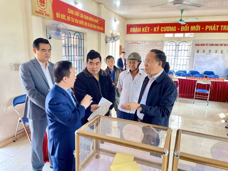 Đồng chí Dương Mạnh Cường, Ủy viên Ban Thường vụ, Chánh Văn phòng Tỉnh ủy, kiểm tra công tác chuẩn bị bầu cử tại khu phố Đoàn Kết.