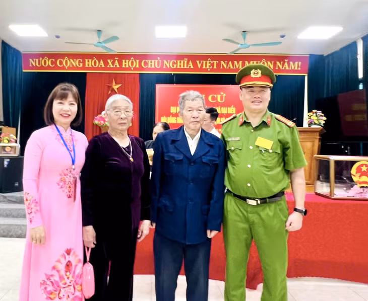 Cụ ông Mai Chí Kiên (101 tuổi) cùng cụ bà 97 tuổi tham gia bỏ phiếu tại khu vực bỏ phiếu số 15 (khu phố Hà Tu 7, phường Hà Tu).