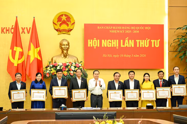 Bí thư Đảng ủy Quốc hội, Chủ tịch Quốc hội Trần Thanh Mẫn trao bằng khen cho các cá nhân có hoàn thành xuất sắc nhiệm vụ 05 năm liền (2021-2025). (Ảnh DUY LINH)
