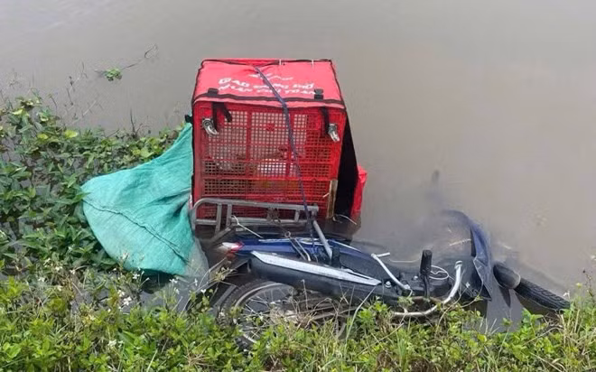 Phát hiện thi thể nam shipper cùng xe máy dưới mương nước. Ảnh: Diệu Anh