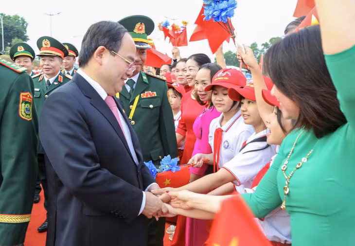 Đồng chí Quản Minh Cường, Ủy viên Trung ương Đảng, Bí thư Tỉnh ủy, Trưởng đoàn ĐBQH tỉnh tham dự cùng đoàn công tác.