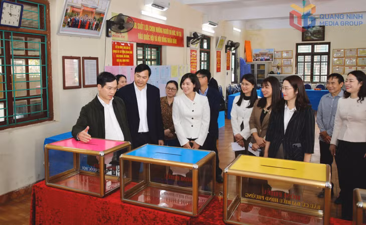 Đồng chí Phó Bí thư Tỉnh ủy, Chủ tịch Ủy ban MTTQ Việt Nam tỉnh, Phó Chủ tịch Ủy ban Bầu cử tỉnh, kiểm tra việc chuẩn bị hòm phiếu của khu vực bỏ phiếu khu Vĩnh Trung, phường Mạo Khê.