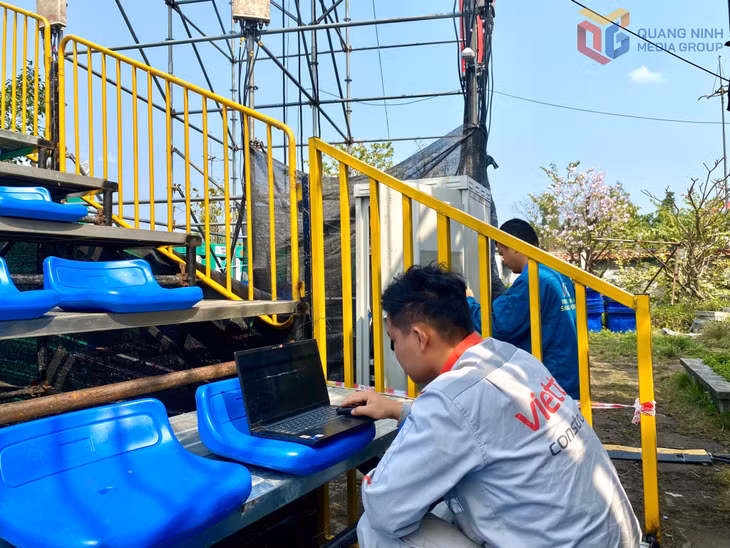 Nhân viên kỹ thuật lắp đặt mạng internet đảm bảo đường truyền cho chương trình. 