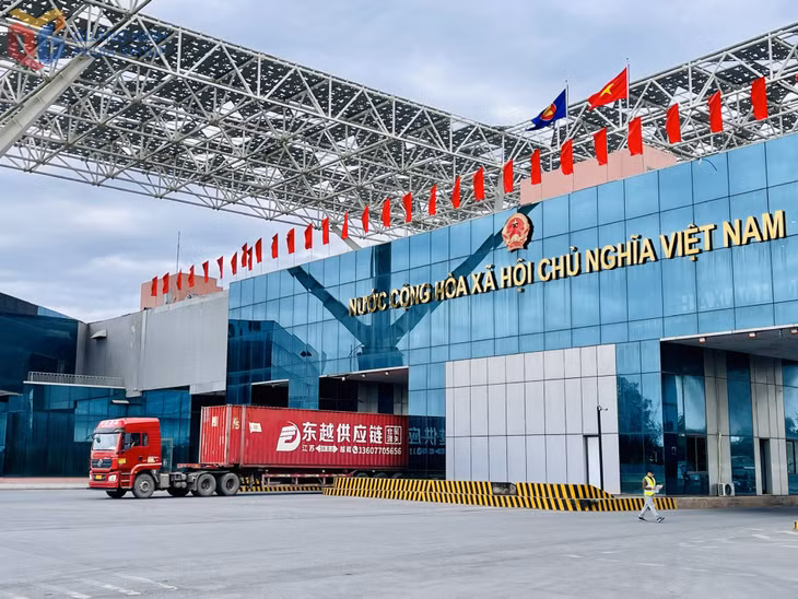 Hoạt động xuất nhập khẩu tại Cửa khẩu Bắc Luân II, phường Móng Cái 1.