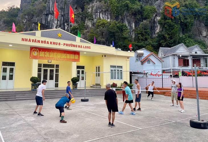 Người dân rèn luyện thể thao tại Nhà văn hóa khu 6, phường Hạ Long.