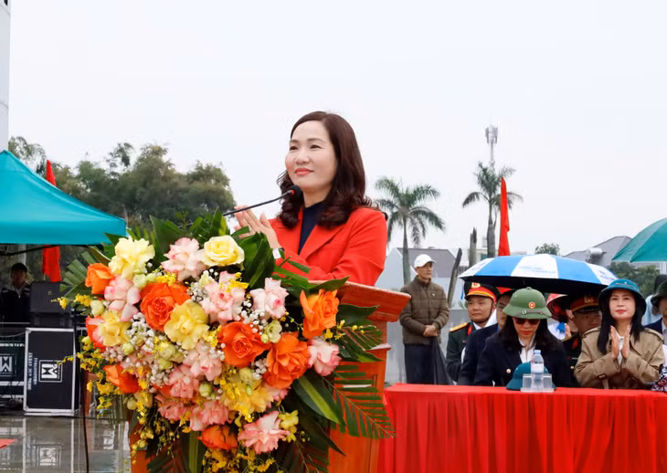 Đồng chí Nguyễn Thị Hạnh, Phó Chủ tịch UBND tỉnh Quảng Ninh phát biểu tại Lễ giao nhận quân.