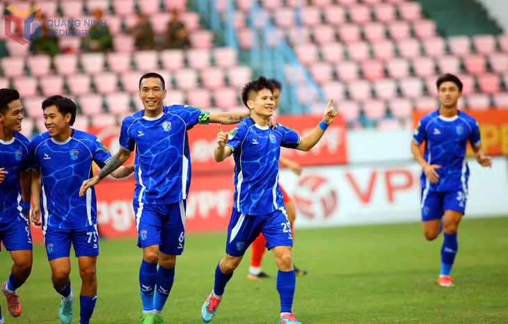 Quảng Ninh gây bất ngờ khi mở tỷ số từ sớm. Long Nhật dứt điểm thành bàn sau một pha phối hợp bài bản, đẹp mắt.