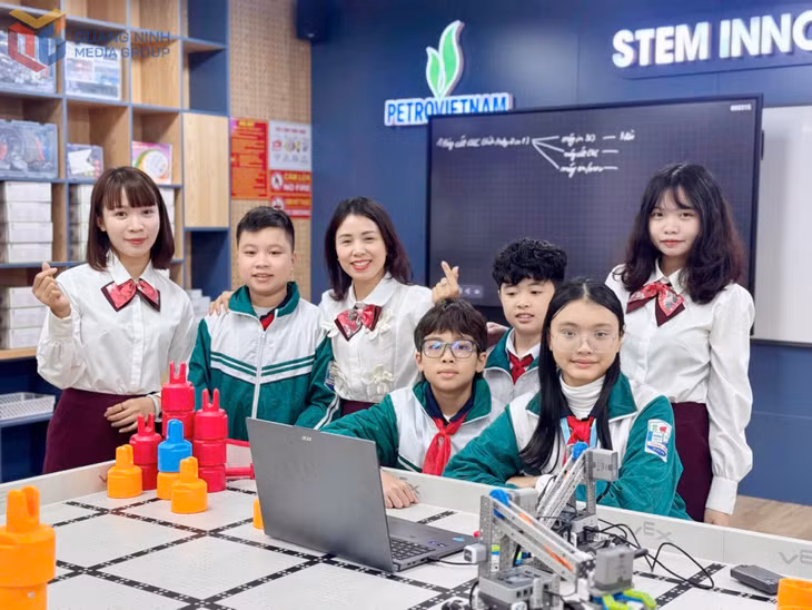 Cô và trò Trường THCS Trọng Điểm (phường Hạ Long) tại phòng thực hành giáo dục STEM.