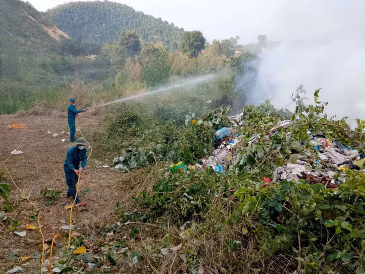 Các lực lượng tiếp cận hiện trường phun nước dập lửa chữa cháy. Ảnh: Phúc Khánh