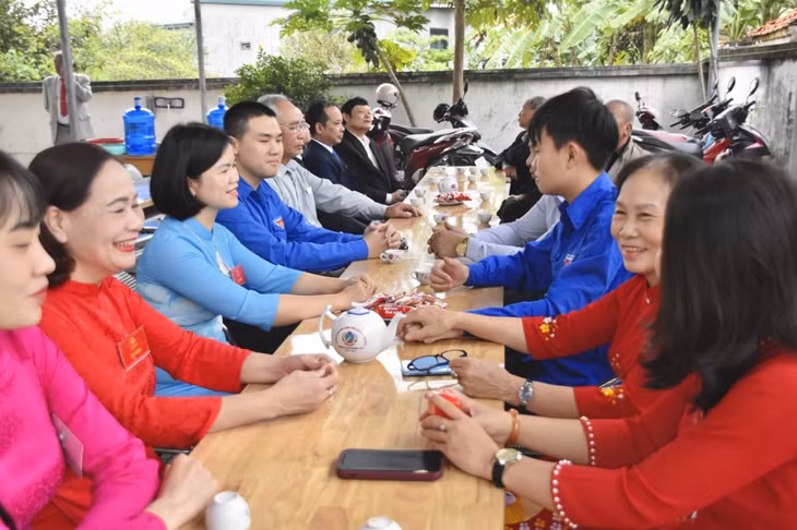 Các thành viên Tổ bầu cử bàn bạc, thống nhất lại các công việc, nhiệm vụ...