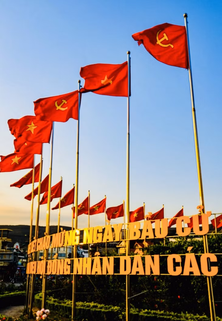 Phường Cẩm Phả rực rỡ cờ hoa hướng về ngày hội non sông. Ảnh: Trương Thành Công (CTV)