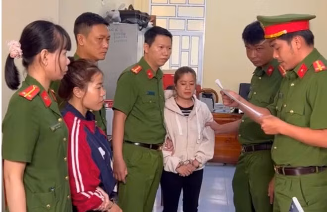 Do mâu thuẫn cá nhân trong việc tạt nước qua lại dẫn đến hai bên cự cãi, các đối tượng đã sử dụng hung khí nguy hiểm như dao, gạch, vỏ chai bia… tấn công nhau. Ảnh: Công an cung cấp