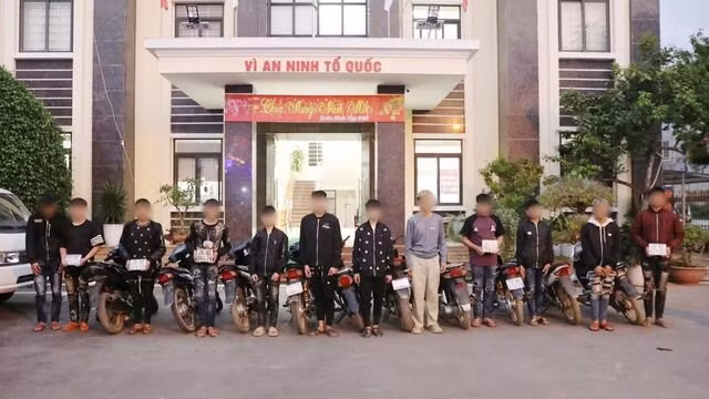 Công an Sơn La xử lý nhóm thanh thiếu niên phóng nhanh, vượt ẩu gây mất an toàn giao thông. Ảnh: Công an Sơn La