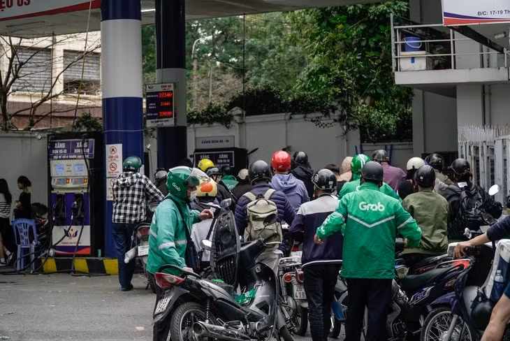 Người dân chờ đổ xăng tại một cửa hàng ở Hà Nội - Ảnh: M.ANH