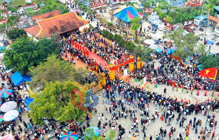 Miếu Tiên Công cổ kính, nơi diễn ra Lễ hội Tiên Công đặc sắc của cư dân vùng đảo Hà Nam (3-2026). Ảnh: Tạ Quân