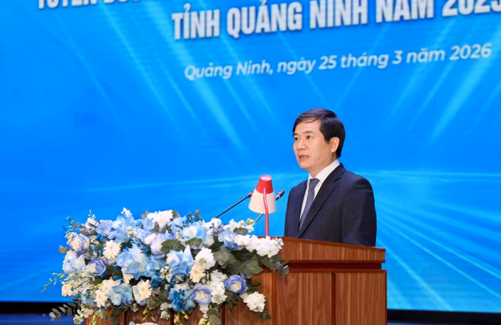 Đồng chí Vũ Quyết Tiến, Phó Bí thư Tỉnh uỷ, Chủ tịch Uỷ ban MTTQ Việt Nam tỉnh Quảng Ninh, phát biểu tại buổi lễ.