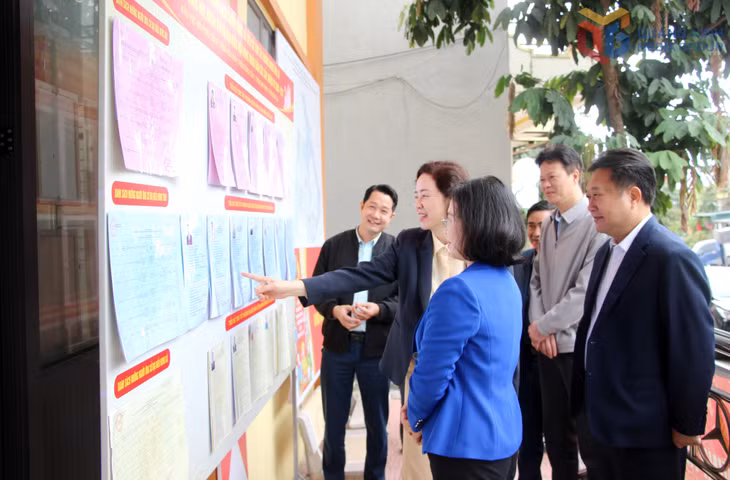 Đồng chí Trịnh Thị Minh Thanh, Phó Bí thư Thường trực Tỉnh ủy, Chủ tịch HĐND tỉnh, kiểm tra Khu vực bỏ phiếu số 2, xã Tiên Yên.
