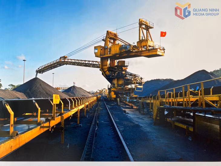 Hệ thống thiết bị máy bốc rót, băng tải công suất lớn đảm bảo năng lực bốc rót, tiêu thụ than tại Công ty Tuyển than Cửa Ông.