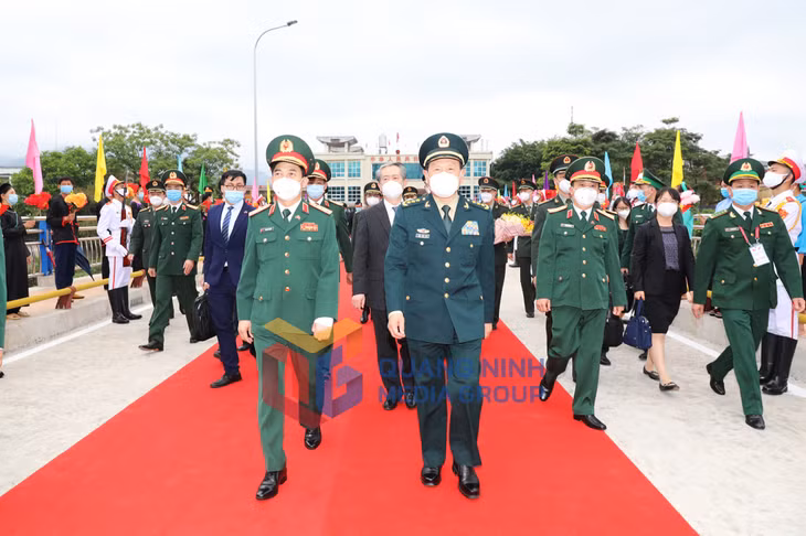 Thượng tướng Phan Văn Giang, Bộ trưởng Bộ Quốc phòng Việt Nam, đón Thượng tướng Ngụy Phượng Hòa, Bộ trưởng Bộ Quốc phòng Trung Quốc đến giao lưu hữu nghị tại Việt Nam thông qua Cửa khẩu Hoành Mô (4-2021). Ảnh: Đỗ Phương