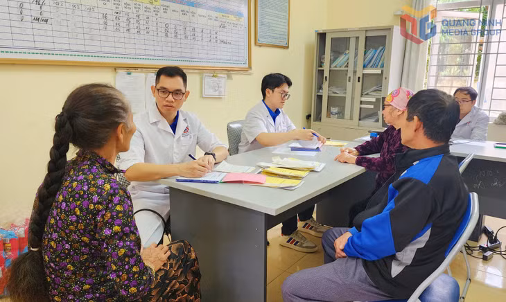 Bác sĩ Bệnh viện Đa khoa tỉnh tư vấn, khám bệnh cho người dân trong chương trình khám bệnh lưu động tại xã Quảng Đức.